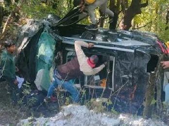 The car of a tourist who came to visit Mussoorie fell into the ditch
