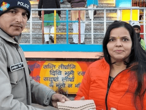 Uttarakhand Police handed over the lost purse of a devotee woman