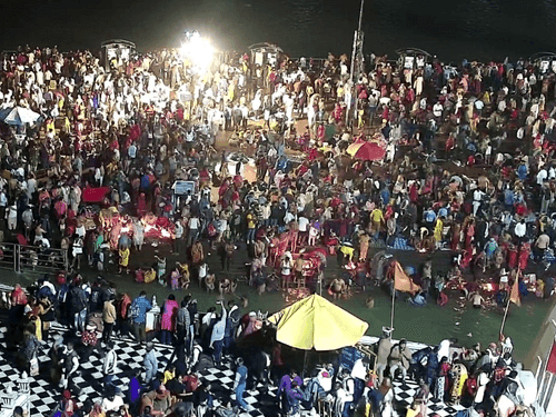 Crowd of devotees gathered on Kartik Purnima Snan festival