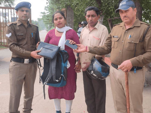 Woman thanks Haridwar police for finding her lost purse