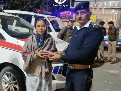The police handed over the bag left in the bus to its owner