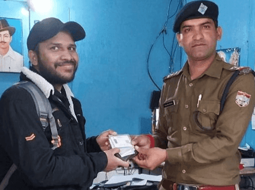 Mitra police safely handed over the lost purse to the owner