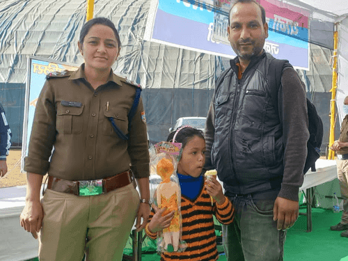Chamoli Police safely handed over the girl separated from her family