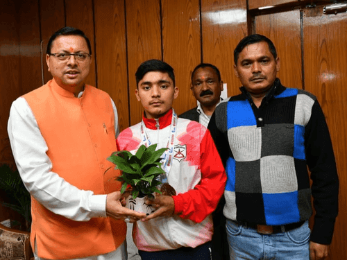 Walk silver medalist Babendra Singh Negi met CM Dhami