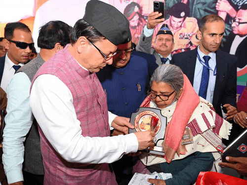 CM Dhami paid tribute to the martyrs by offering flowers