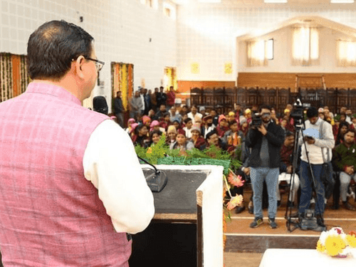 CM Dhami met meritorious students going on Bharat Darshan