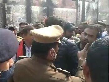 Clashes broke out between supporters of Samajwadi Party and Congress