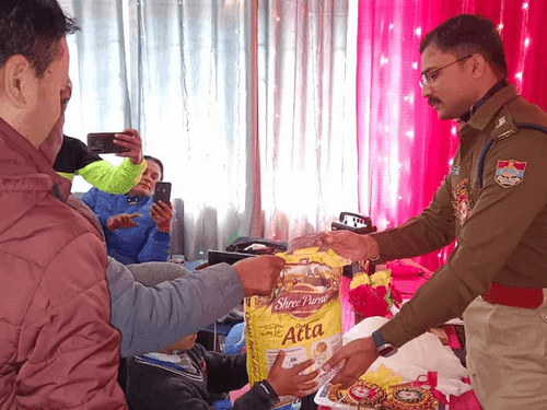 SP Bageshwar distributed the essential materials to orphan children