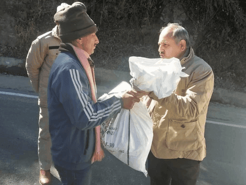 Dry ration kit is being given to needy people in Joshimath