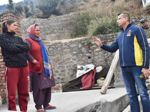 SP Chamoli inspected the houses affected by landslides and cracks