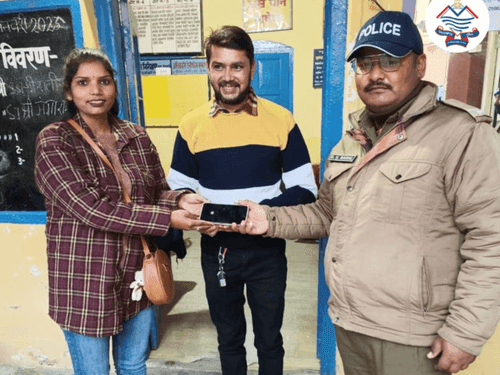 Image for Almora Police handed over the lost phone to its owner