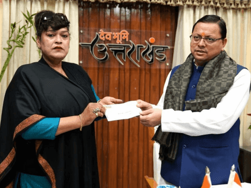 Madam Rajni Rawat handed over a check to the people affected by the Joshimath landslide