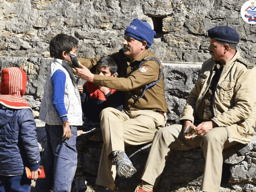 Mitra Police talked to the children in Joshimath and inquired about their well-being