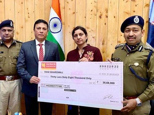 30 lakh check handed over to the wife of the sub-inspector who lost his life in a road accident