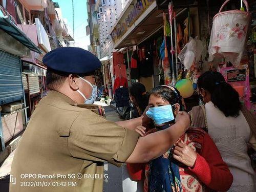 Distributed face masks with awareness among the general public against Covid-19 infection by Inspector Kotwali Bageshwar