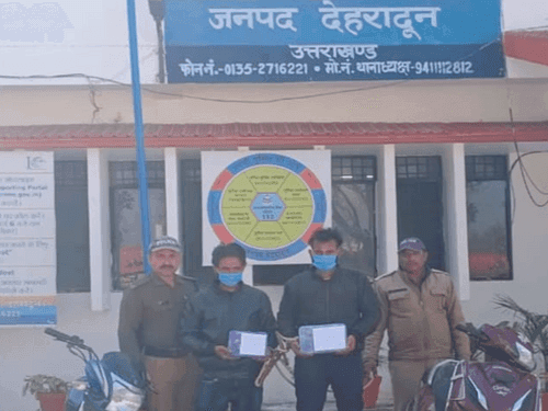02 accused arrested in mobile snatching incident