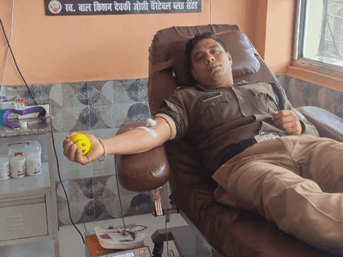 Uttarakhand Police's firefighter donated blood, an introduction to humanity