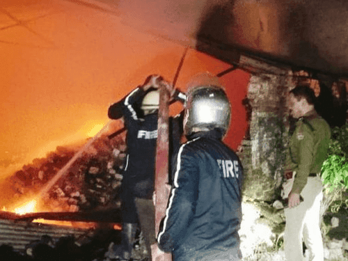 Fire broke out in Gail store, Fire Service Haridwar brought the fire under control