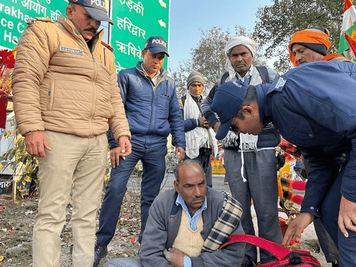 Haridwar police became angel for epileptic kavadiya