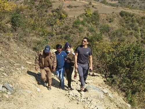 Devprayag police successfully rescued the injured who fell in the ditch