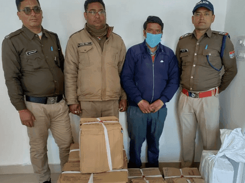 Nainital Police arrested the accused including English and country liquor