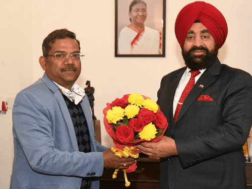 Superintending Engineer, Central Water Commission, Dehradun met Governor Gurmeet Singh