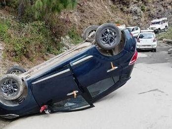 A car overturned on the road on the Gopeshwar-Pokhri road.