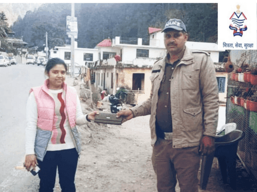 Lost purse handed over to its owner