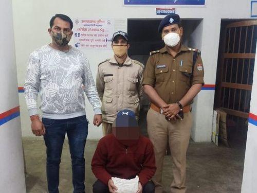 01 smuggler arrested with 800 grams of charas.