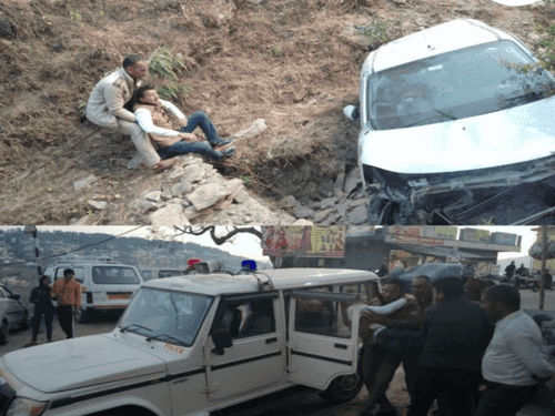 Almora Police took the person to the hospital who injured in the road accident