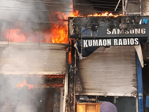 Fire caused by short circuit was extinguished by Fire Service Uttarakhand