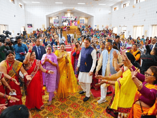 CM Dhami participated in the Holi Milan program with Mother Power
