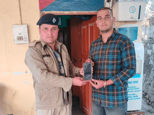 Uttarkashi Police handed over the lost phone to its owner