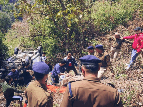 Car fell into ditch, rescued by Uttarakhand Police
