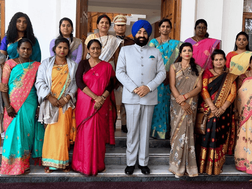 Self help group women met Governor Gurmit Singh