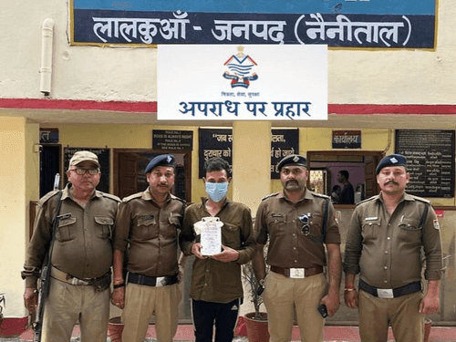 Nainital Police arrested accused with stolen mobile and cash