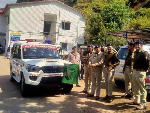 The highway petrol vehicles in the district were flagged off by the Superintendent of Police, Mr. Bageshwar.