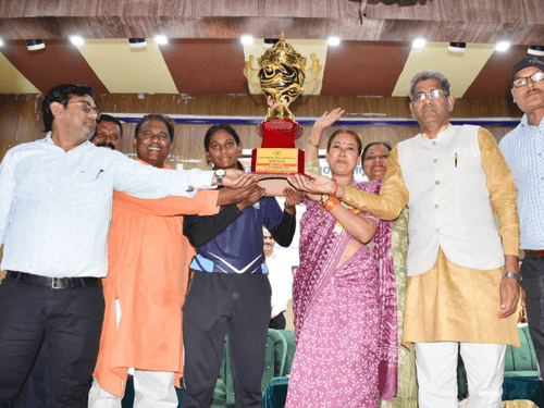 Minister Rekha Arya participated in the closing ceremony of tennis ball game