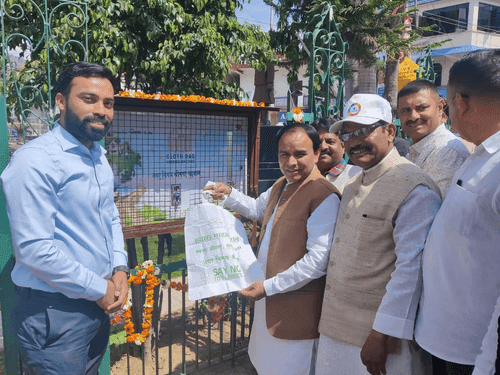 Minister Dr. Dhan Singh Rawat inaugurated 'Cloth Bag Vending Machine'