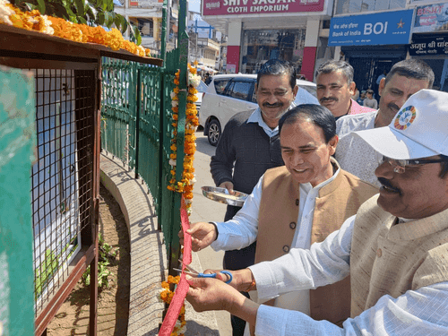 Minister Dr. Dhan Singh Rawat inaugurated 'Cloth Bag Vending Machine'
