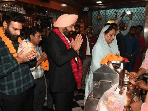 Governor Gurmit Singh offered prayers at Maa Daat Kali Temple on the occasion of Navratri