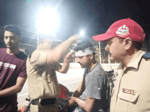 Uttarakhand Police gave first aid to the person injured in the accident