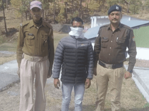 Dhaulchhina Police arrested accused with 02 cases of illicit liquor