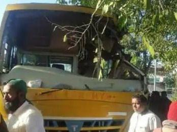 Bus full of students rammed into a tree