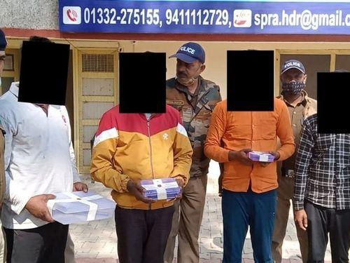 Kaliyar police arrested 04 accused of robbery by showing firearm