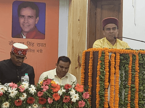 Minister Dr. Dhan Singh Rawat held a meeting with the officials