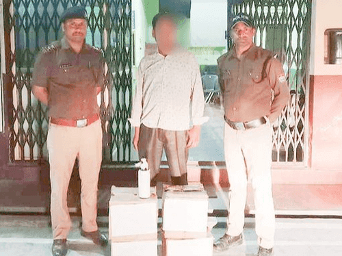 Accused arrested with 04 cases of illegal country liquor