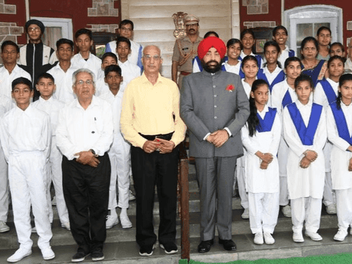 Children of Swami Vivekananda Seva Sansthan met Governor Gurmit Singh
