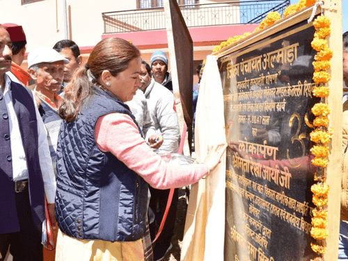 Minister Rekha Arya inaugurated the link road from 'Talli Reuni to Lavasi'