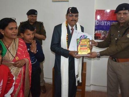 Emotional farewell given by police officers to retired police personnel
